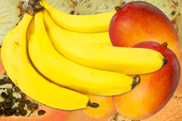 Racimo Frutas Tropicales Plátanos Amarillos Frescos Mango Papaw Piña —  Fotos de Stock