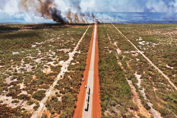 Bush Incendio Lungo Autostrada Australia Occidentale Con Una Petroliera Fermata — Foto Stock