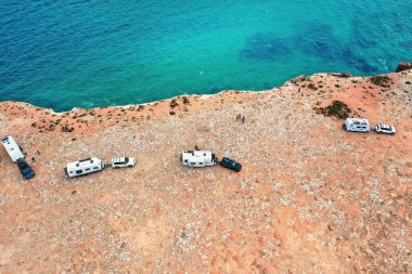 Karavanla birlikte Nullarbor Ovası 'nın yarı kurak ülkesindeki uçurumların kenarında kamp.