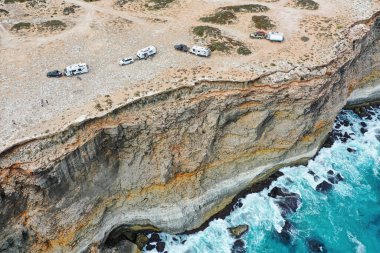 Karavanla birlikte Nullarbor Ovası 'nın yarı kurak ülkesindeki uçurumların kenarında kamp.