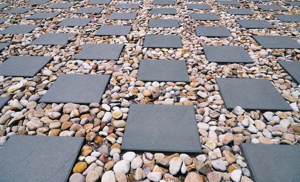 Hof Aus Quadratischen Pflastersteinen Und Kleinen Steinen — Stockfoto