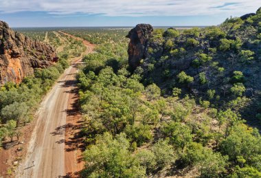 Gibb River Yolu 'nun havadan görünüşü. Uzun, kaba, taşra bir yol.