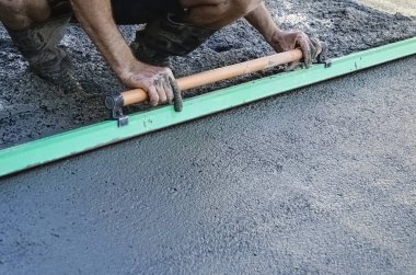 İşteki bir adam somut bir sürüş için şamandıra kullanıyor.
