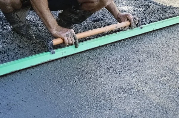 Homem Trabalho Usando Flutuador Para Concretar Uma Maneira Acionamento — Fotografia de Stock