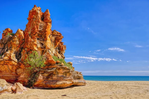 Barn Hill kıyıları Batı Avustralya 'nın nefes kesici Kimberley kıyılarının eşsiz bir parçasıdır.