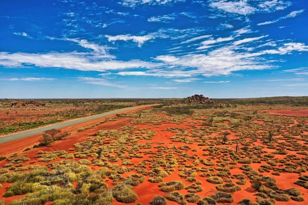 乾燥した赤いアウトバック国の中央オーストラリアの航空ビュー — ストック写真