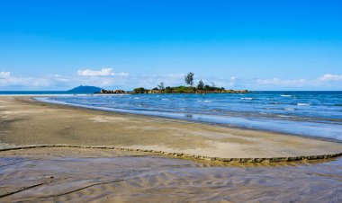 Kıyı şeridinin Yarrabah tarafında, Cairns yakınlarında güzel bir sahil.