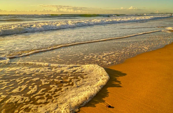 Férfi Szörfözés Surfers Paradise Queensland Ausztrália Kora Reggeli Napfelkelte — Stock Fotó