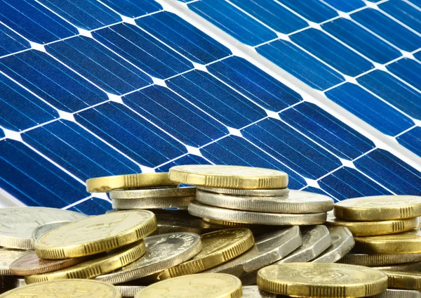 Pannello solare e risparmio di denaro — Foto Stock