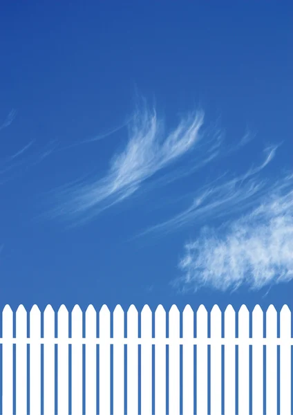 Λευκό φράχτη και μπλε ουρανός — Φωτογραφία Αρχείου