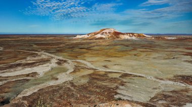 Dramatik bir çöl manzarası tümsekleri, seyrek çalıları ve mavi gökyüzünü aşındırdı. Arckaringa ya da boyalı çöl engebeli arazi