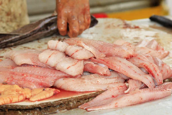 Filetagem de peixe fresco — Fotografia de Stock