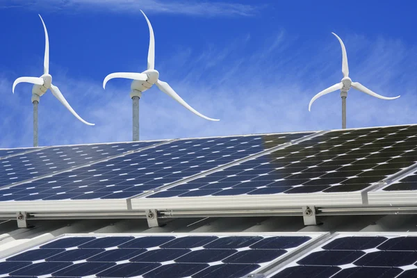 Pannelli solari e generatori eolici — Foto Stock