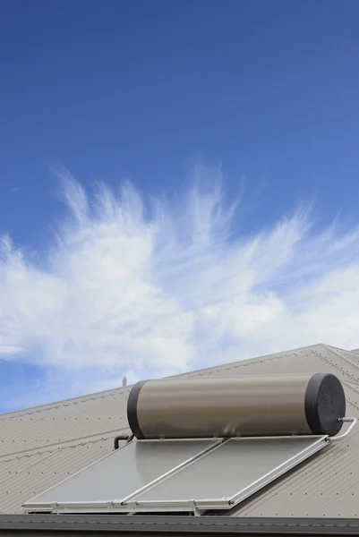 Paneles solares de agua caliente con cielo azul —  Fotos de Stock