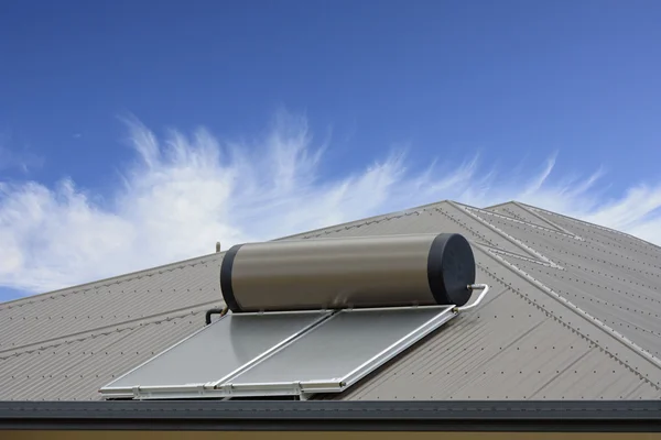 Painel solar com céu azul e nuvens — Fotografia de Stock