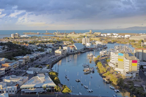 Townsville på kvällen — Stockfoto