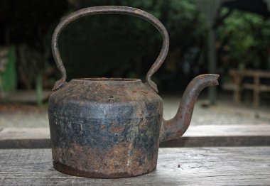 Eski çelik çaydanlık