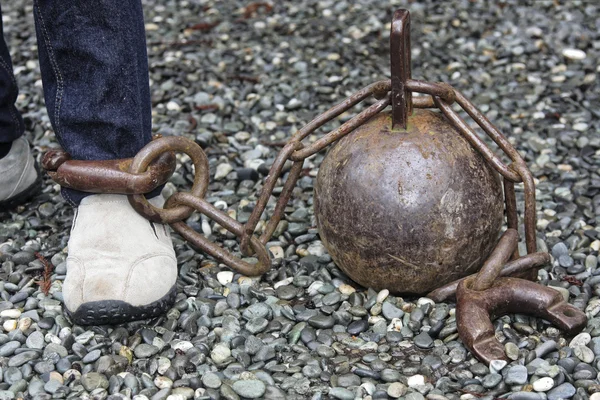 Bola e corrente na perna — Fotografia de Stock