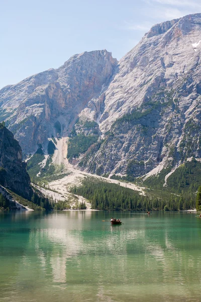 Lago Braies con una montaña —  Fotos de Stock