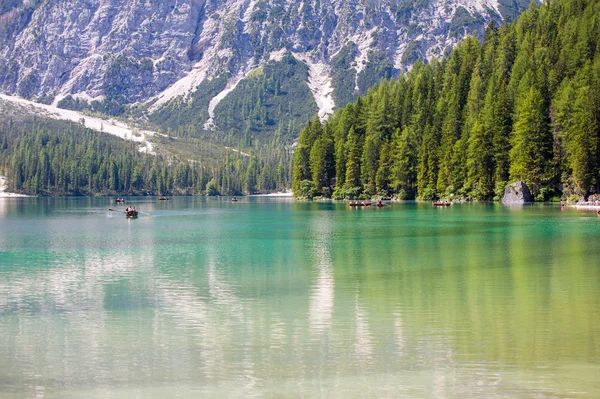 Båtturer på sjön Braies — Stockfoto