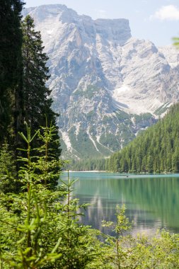 Lake Braies Dolomites içinde arka planda Ital Seekofel dağda ile
