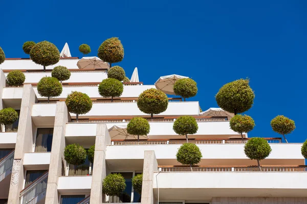 Eco-friendly building with trees — Stock Photo, Image