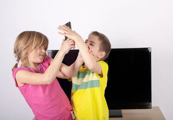 Frère Sœur Disputant Sujet Télécommande Devant Télévision — Photo