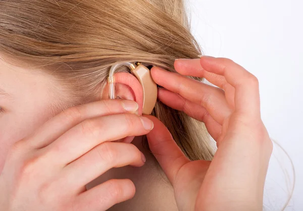 Primo Piano Orecchio Femminile Con Apparecchi Acustici — Foto Stock