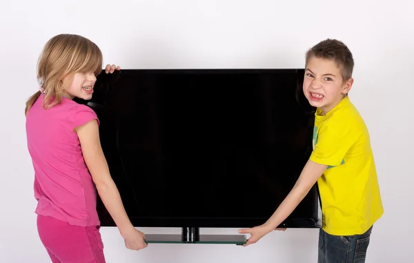 Дети с телевизором — стоковое фото