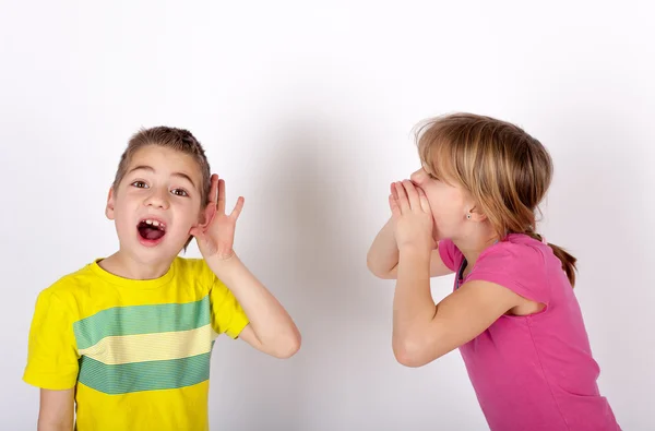 Malý Chlapec Baňkování Jeho Ucho Převýšení Slyšet Jeho Sestra Křičí — Stock fotografie