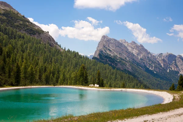 Tó a dolomitokban — Stock Fotó