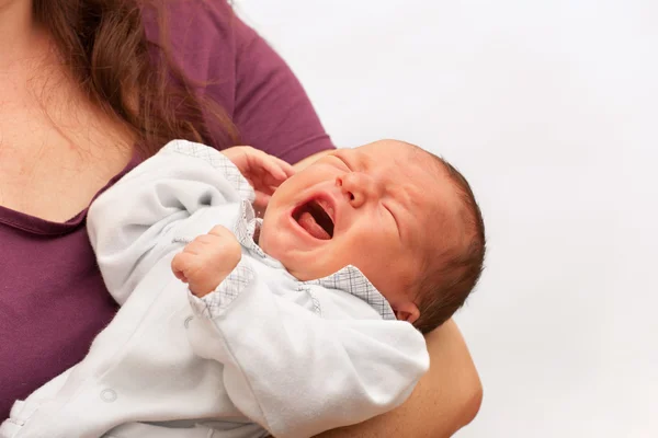 生まれたばかりの赤ちゃんの男の子が泣いています。 — ストック写真