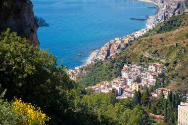 Castelmola, Taormina Sicilya, İtalya'dan Giardini Naxos Koyu'nun panoramik
