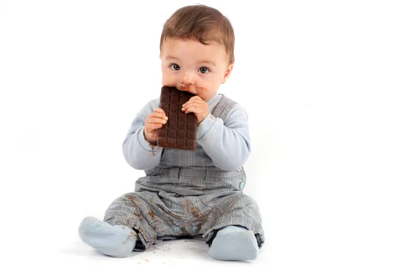 Baby eten van chocolade — Stockfoto