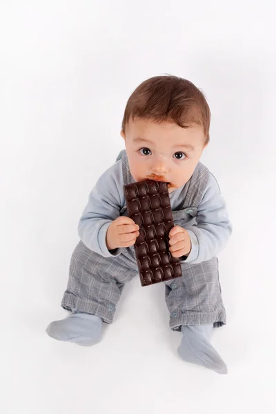 Bebê e um chocolate — Fotografia de Stock