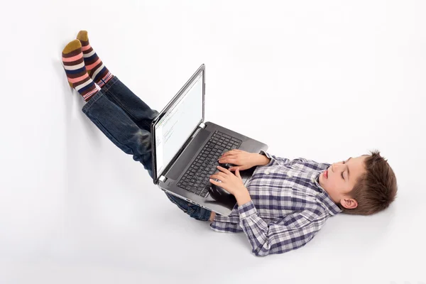 Niño usando ordenador portátil — Foto de Stock