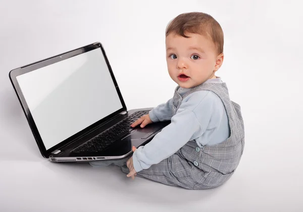 Schattige Baby Met Laptop — Stockfoto