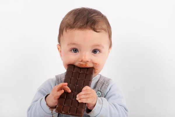 Baby eten van chocolade — Stockfoto