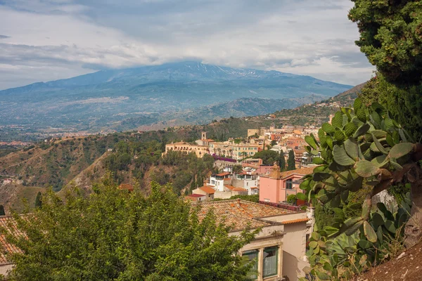 Taormina con el Etna — Foto de Stock