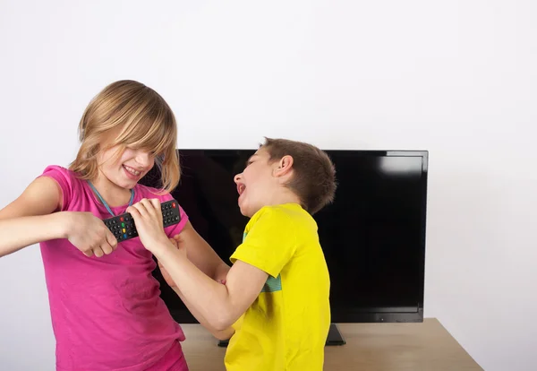 Uzaktan kumanda için mücadele çocuklar