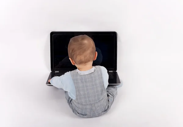 Schattige baby met behulp van laptop — Stockfoto