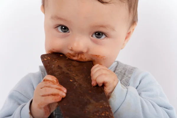 Baby eten van chocolade — Stockfoto