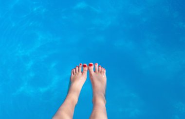 Kadının ayak yüzme havuzunda
