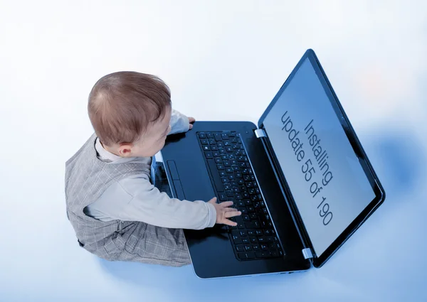 Baby Laptop Zou Gebruiken Maar Het Veel Updates Installeren — Stockfoto