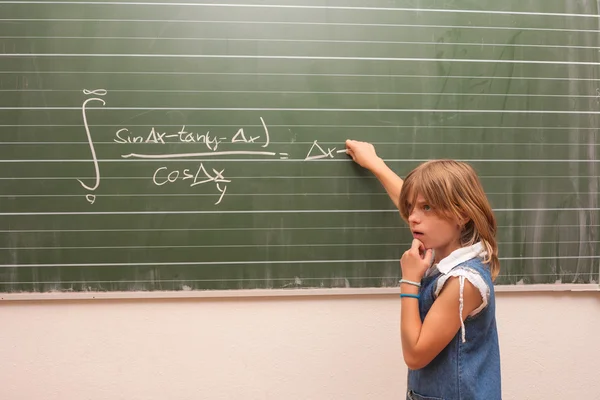 Piccola Studentessa Che Cerca Risolvere Equazione Integrale Nella Scuola Fronte — Foto Stock