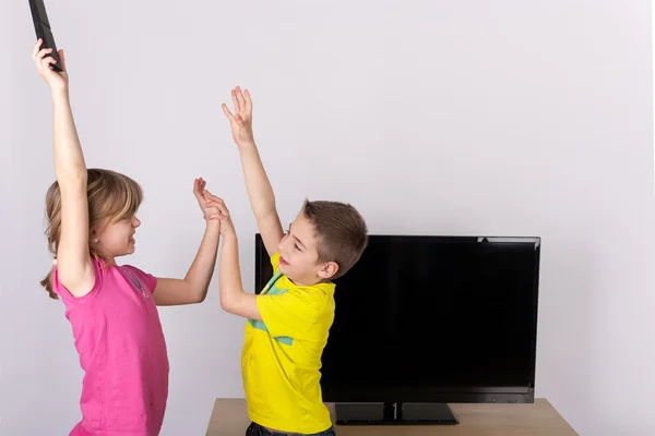 Niña sorda poniendo su audífono . — Foto de Stock