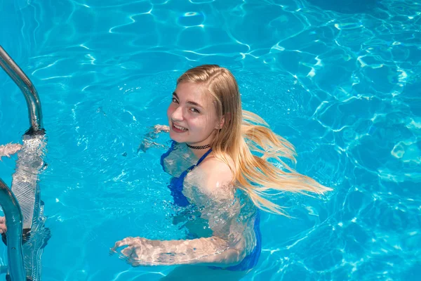 Joven mujer sonriendo — Foto de Stock