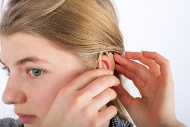 Genç kadın ve onun işitme cihazı