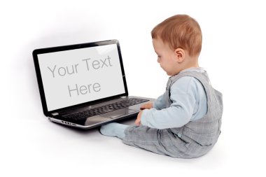 Bebek bakıcılığı bir dizüstü bilgisayar önünde