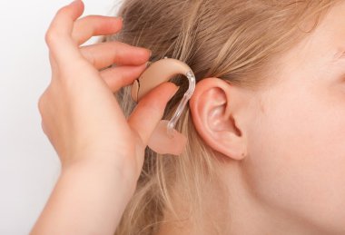 İşitme cihazı alarak kız